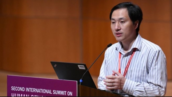 인류 게놈 편집 컨퍼런스에서 발표하는 중국 과학자 허첸쿠이