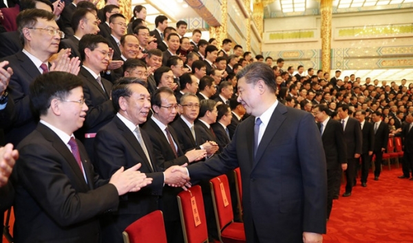 2월 시진핑(習近平) 중국 국가주석이 베이징 인민대회당에서 창어 4호 연구관련자들과 인사하는 모습(출처: 신화통신)