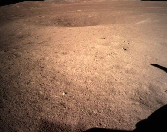 중국 달 탐사선 '창어(嫦娥) 4호'가 촬영한 달 표면 (출처: 신화통신