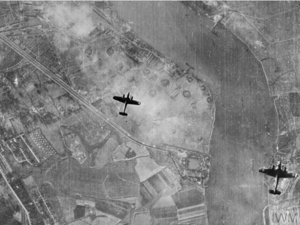 1940년 9월 영국 템즈 강 상공을 비행하는 독일 공군의 야간 전투 폭격기 'Dornier 217' (사진:노스 임페리얼 전쟁 박물관)
