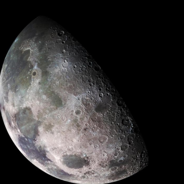 수축에 의해 단층이 형성되고 있는 달 (출처:NASA)