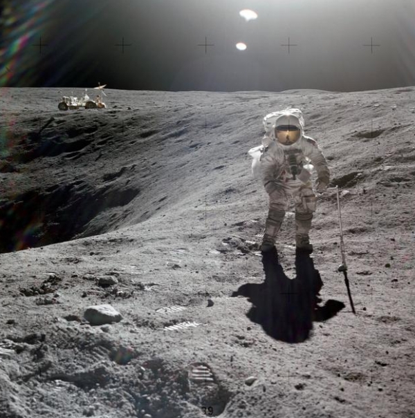 아폴로 16호 달탐사 당시 찰스 듀크 우주비행사의 모습 (출처:NASA)