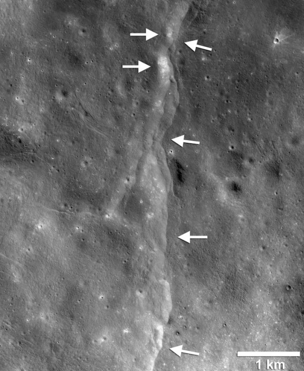 LPO가 관측한 달 단층의 흔적. 달 표면이 주름 투성이인 것이 확인된다. (출처:NASA)