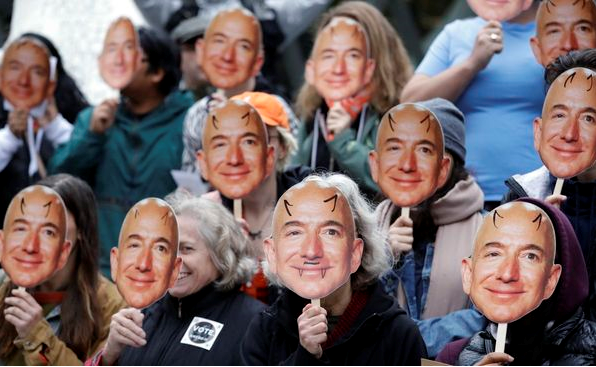 제프 베조스 (Jeff Bezo) 아마존 CEO의 가면을 쓰고 얼굴인식 시스템 '레코그니션' 사용을 반대하고 있는 사람들
