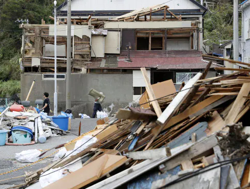 태풍의 영향으로 지붕과 벽이 깨진 일본 가옥과 쌓인 잔해