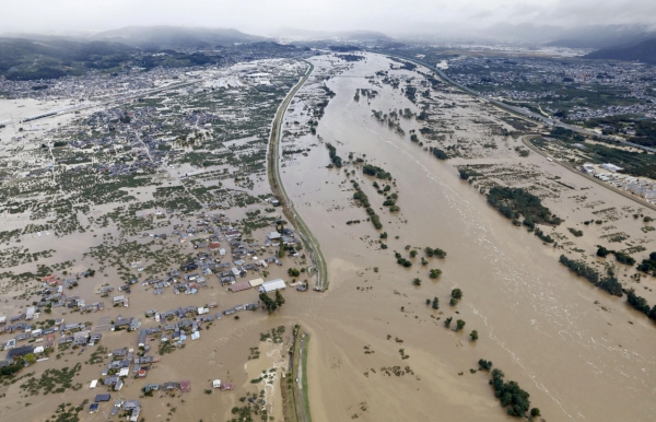 나가노현의 시쿠마강 제방 붕괴로 인한 주택가 침수(연합뉴스 DB)