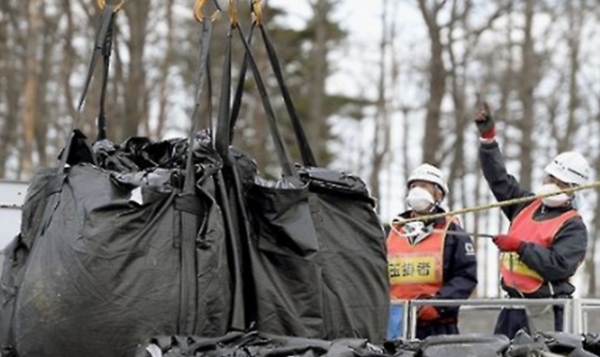 후쿠시마 원전사고로 오염된 흙일본 후쿠시마현에 임시로 보관된 방사성 물질 오염토. 원전사고에 따른 오염물 제거 작업으로 수거된 흙 등이 담겨 있다. [교도=연합뉴스 자료사진]