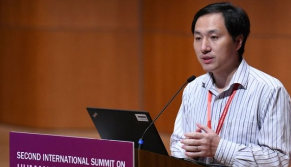 인류 게놈 편집 컨퍼런스에서 발표하는 중국 과학자 허첸쿠이