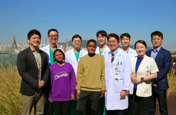 ©데일리포스트=사진 앞줄 우측에서 두 번째 최종우 교수, 세 번째 플란지 / 서울아산병원 제공