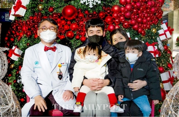 ©데일리포스트=사진 좌측 소아청소년종양혈액과 임호준 교수·이주아 환아와 가족 / 서울아산병원 제공