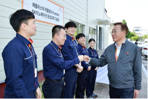 SK이노베이션 김준 부회장(오른쪽)이 15일 대전 환경과학기술원을 방문해 구성원들과 인사를 나누고 있다