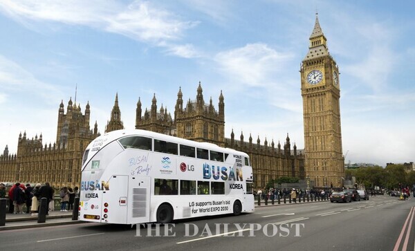 ©데일리포스트=LG 엑스포 버스가 영국 런던의 대표적 랜드마크인 빅벤 앞을 지나고 있다 / LG 제공