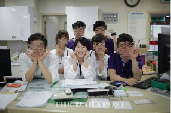 ©데일리포스트=전공의 시설 함께 근무하던 동료들과 함께 故 이은애 교수 / 서울성모병원 제공