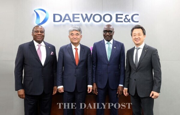 ©데일리포스트=정원주 회장(좌측 두번째)과 백정완 사장(맨 우측)이 나이지리아 NNPC 멜레 콜로 키야리 그룹 CEO(사진 우측 두번째) / 대우건설 제공