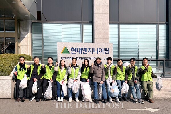 ©데일리포스트=현대엔지니어링 임직원들과 환경 정화 봉사활동 참여한 배우 김석훈 / 현대엔지니어링 제공