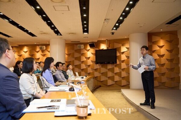 박상규 SK이노베이션 사장(사진 오른쪽)이 지난 12일 서울 광진구 워커힐호텔에서 열린 PL(Professional Leader) 워크숍에 참여해 강연하고 있다. /SK이노베이션