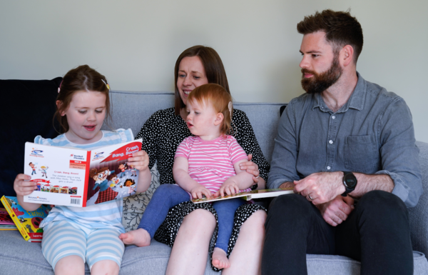 유전자 치료를 받은 오팔(가운데)과 그의 부모 샌디 부부. 왼쪽은 자매인 노라 ⓒ데일리포스트=이미지 제공/Regeneron