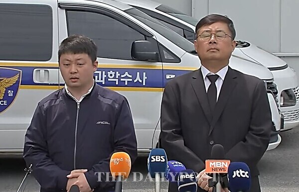 아리셀 공장을 운영하는 에스코넥의 박순관 대표(사진 우측)