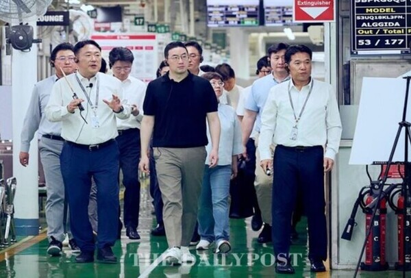 ©데일리포스트=구광모 대표(사진 중앙)가 인도 뉴델리 소재 LG전자 노이다 생산공장서 생산라인을 둘러보고 있다. / LG그룹 제공