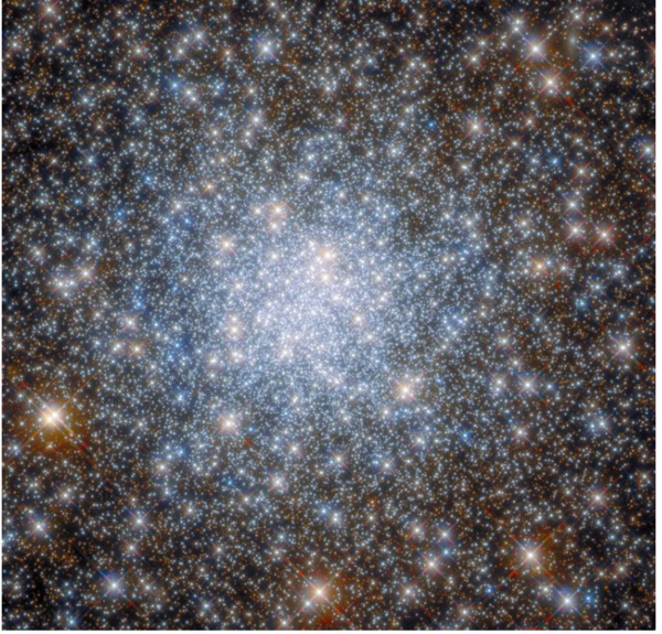 허블 우주망원경이 포착한 구상성단의 모습. 수천 개의 별이 중력으로 묶여 밀집된 이 구조는, 고립형 블랙홀이 발견된 궁수자리 방향의 배경과 유사한 환경을 보여준다. ⓒ데일리포스트=이미지 제공/NASA/ESA