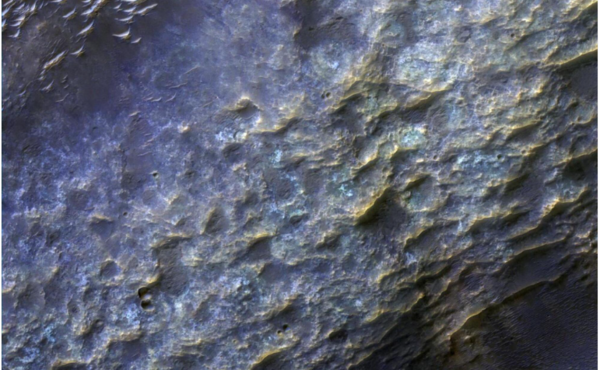 비와 눈에 의해 침식된 것으로 보이는 화성 지형. 지구에서 강수에 의해 형성된 계곡과 유사한 분지 형태가 확인된다. 출처: NASA / JPL-Caltech / University of Arizona