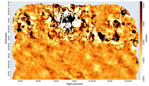 텔레이오스와 그 주변을 촬영한 ASKAP 전파 연속체 관측 이미지. 화면 상단에는 은하수가 보인다.  ⓒ데일리포스트=이미지 제공/arXiv (2025, Filipović et al.)