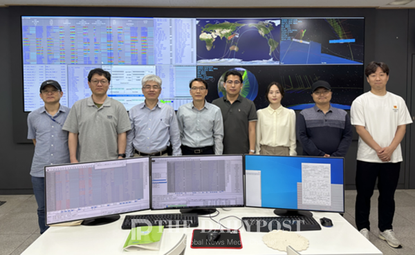 ©데일리포스트=차세대소형위성2호 연구진 사진 좌측부터 박성옥-이정수-박홍영-장태성(차세대소형위성2호 사업단장)-김세연-박미영-김용민-김동국 / KAIST 제공
