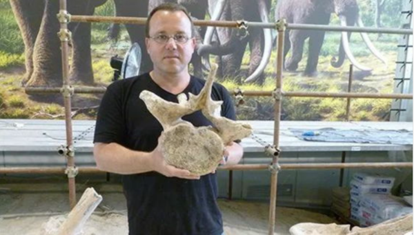 코끼리 뼈를 든 란 바르카이 교수 ⓒ데일리포스트=이미지 제공/Tel Aviv University