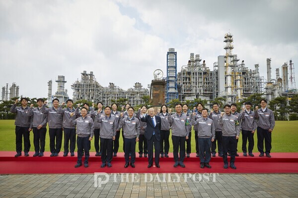 ©데일리포스트=17일 김승연 회장이 한화토탈에너지스 대산공장 임직원들과 기념사진을 촬영하고 있다. / 한화그룹 제공