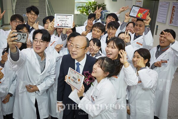 김승연 회장이 한화토탈에너지스 연구소 연구원들과 셀카를 찍고 있다. / 한화그룹 제공