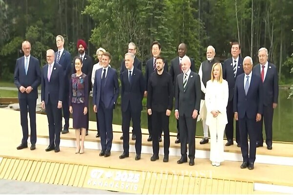 캐나다에서 개최한 주요 7개국(G7) 정상회의에 참석한 이재명 대통령(뒷줄 우측에서 다섯 번째) 각국 정상들과 기념사진