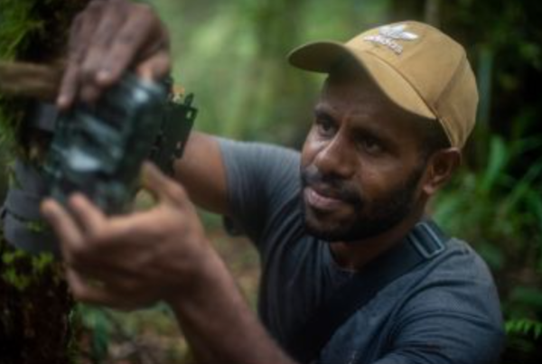 탐사팀원 기손 모립(Gison Morib)이 80개의 카메라 트랩 중 하나를 설치하고 있는 모습.  ⓒ데일리포스트=이미지 제공/Expedition Cyclops.