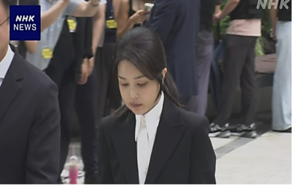 ©데일리포스트=6일 오전 특검 사무실에 출석한 김건희가 사과 발언을 하고 있다. / NHK 화면 캡처