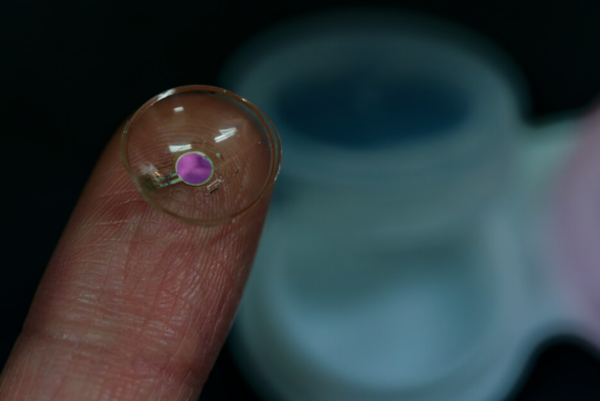 OLED 컨택트렌즈 샘플  ⓒ데일리포스트=이미지 제공/KAIST