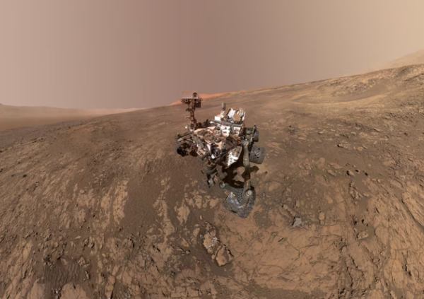 화성 게일 분화구를 탐사 중인 큐리오시티 로버  ⓒNASA/JPL-Caltech