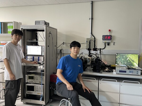 황재하, 송준기 박사과정 학생의 실험 수행  ⓒ데일리포스트=이미지 제공/ KAIST
