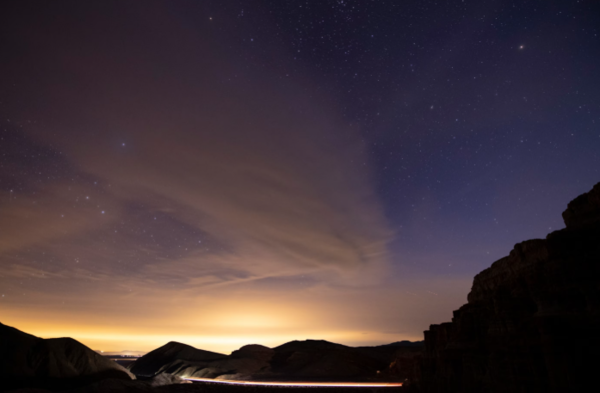 지평선에서 퍼져 나온 도시 불빛이 하늘을 밝히며 별빛을 희미하게 가리고 있다. ⓒ데일리포스트=이미지 제공/Flickr