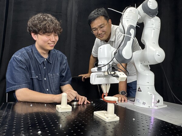 KAIST 석사과정 연구원 송민석(왼쪽)씨과 전산학부 박대형 교수.  ⓒ데일리포스트=이미지 제공/KAIST