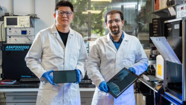 실내 조명에 최적화된 태양전지 패널을 들고 있는 압디잘레비 부교수와 황스밍 박사과정 연구원 ⓒ데일리포스트=이미지 제공/UCL/James Tye