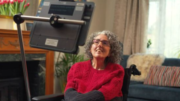 AI를 통해 25년 만에 자신의 목소리를 되찾은 사라 에제키엘 씨 ⓒ데일리포스트=이미지 제공/Smartbox