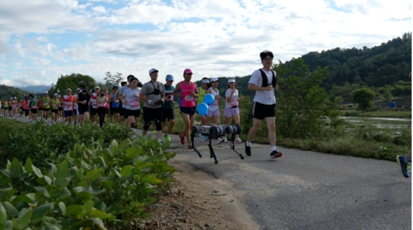 마라톤을 하고 있는 라이온로보틱스의 사족보행 로봇 ‘라이보’ ⓒ데일리포스트=이미지 제공/KAIST