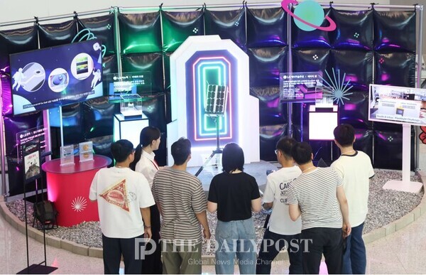 슈퍼스타트 데이 2025에서 LG 직원들이 LG 카메라 모듈, 배터리 셀, 통신 모듈용 안테나가 탑재된 무인탐사연구소 달 탐사 로버에 대한 설명을 듣고 있다.