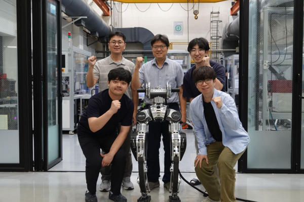 (뒷줄 가운데부터 시계방향으로)박해원 교수, 강동윤 박사과정, 김하준 박사과정, 최종훈 박사과정, 김민수 연구교수. ⓒ데일리포스트=이미지 제공/KAIST