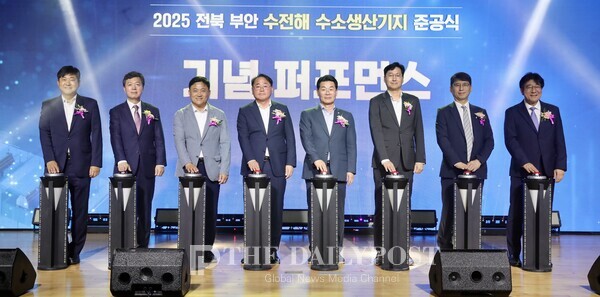 사진 좌측 네 번째)김종훈 전북특별자치도 경제부지사-권익현 부안군수(좌측 다섯 번째)-김재영 현대건설 기술연구원장(좌측 첫 번째) / 현대건설 제공