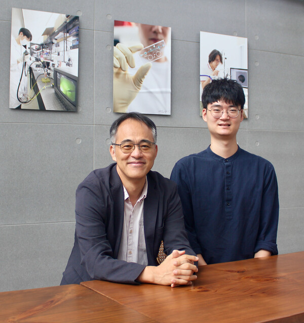 (왼쪽부터)남은기 KAIST 바이오뇌공학과 교수, 윤동조 KAIST 바이오뇌공학과 박사후 연구원.  ⓒ데일리포스트=이미지 제공/KAIST