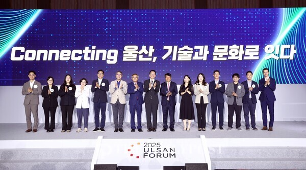 ©데일리포스트=최창원 SK수펙스추구협의회 의장(사진 우측 8번째)-이윤철 울산상공회의소 회장(사진 우측 7번째) 등 주요 참석자들이 기념 촬영을 하고 있다.