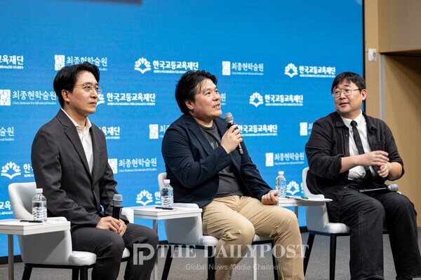 ©데일리포스트=열린 최종현학술원·한국고등교육재단 공동 주최 ‘과학+α 융합 토크’ 강연에서 참석자들이 토론을 하고 있다. 좌측부터 김영재 LG전자 HS연구센터 수석연구위원-김주형 일리노이대 어바나-샴페인(UIUC) 교수-곽재식 숭실사이버대 교수 겸 작가 / 최종현학술원 제공