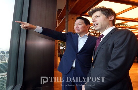 ©데일리포스트=최태원 회장(사진 좌측)과 샘 올트먼 OpenAI CEO(사진 우측)가 SK서린빌딩에서 창밖을 바라보며 환담을 나누고 있다. / SK그룹 제공