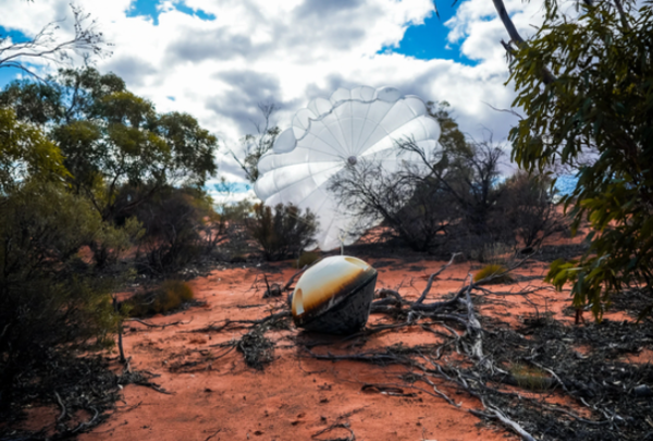 2025년 5월 13일, 바르다 스페이스의 3호 캡슐 'W-3'가 2개월간의 궤도 실험을 마치고 지구 대기권에 재진입해 호주 사막에 착륙한 모습.  ⓒ데일리포스트=이미지 제공/Varda Space Industries