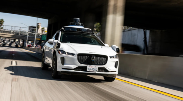 고속도로를 달리는 웨이모 로보택시 차량. 자율주행 전용 센서가 지붕에 장착된 모습이 특징이다. ⓒ데일리포스트=이미지 제공/Waymo